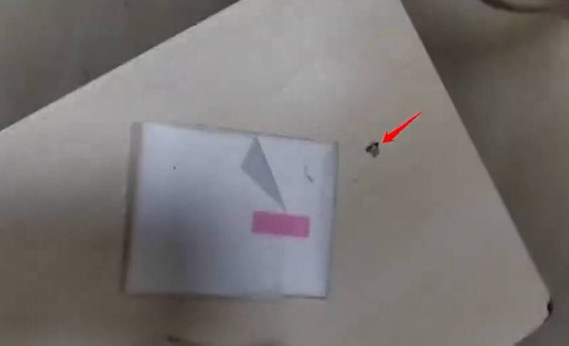 大陸一名女大學生日前開封1盒全新衛生棉時，竟見到有黑色活蟲跳出。圖／擷自《香港01》