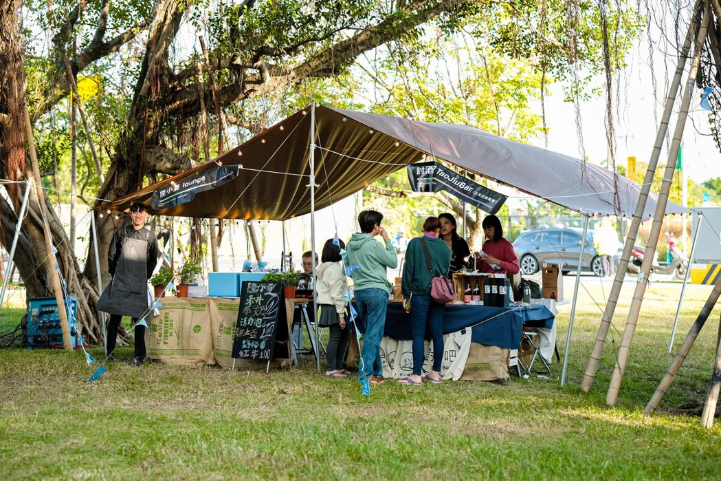 以戶外帳篷錯落於公園中，匯聚30組特色品牌的族群料理與文創商品，帶來桃園多元文化...