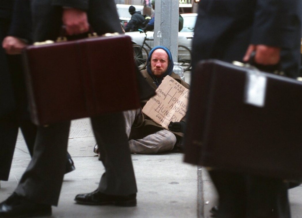 1995年美國紐約，富人瘋狂購物時街邊乞討的無家者同時增加。 圖／美聯社　
