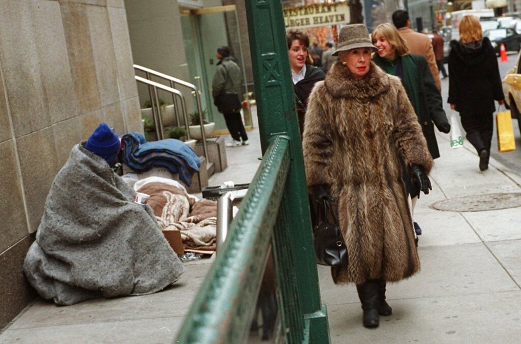 1995年美國紐約街頭的富人與無家者形成顯著對比。 圖／美聯社