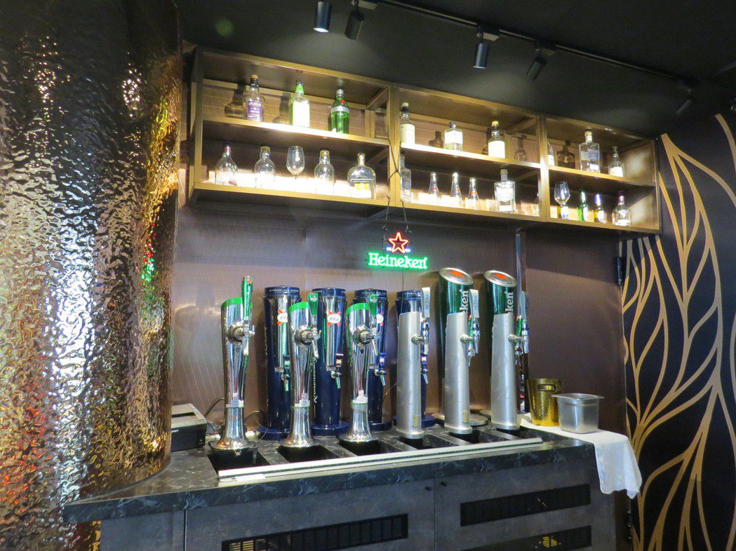 台北信義店、松仁店提供獨特啤酒的選擇，特殊的用餐氛圍，讓刁民脫穎而出，吸引著顧客...
