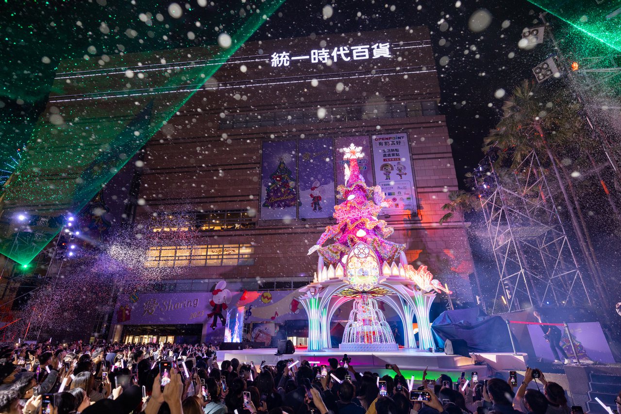 今年「Purple Wish」聖誕主樹的靈感來自於熱情的佛朗明哥，猶如化身奔放的舞者，於每日晚間六至九點每整點時段演出主題燈光秀，更在週末加碼聖誕雪花秀讓充滿熱情的港都高雄飄起雪。 夢時代購物中心/提供