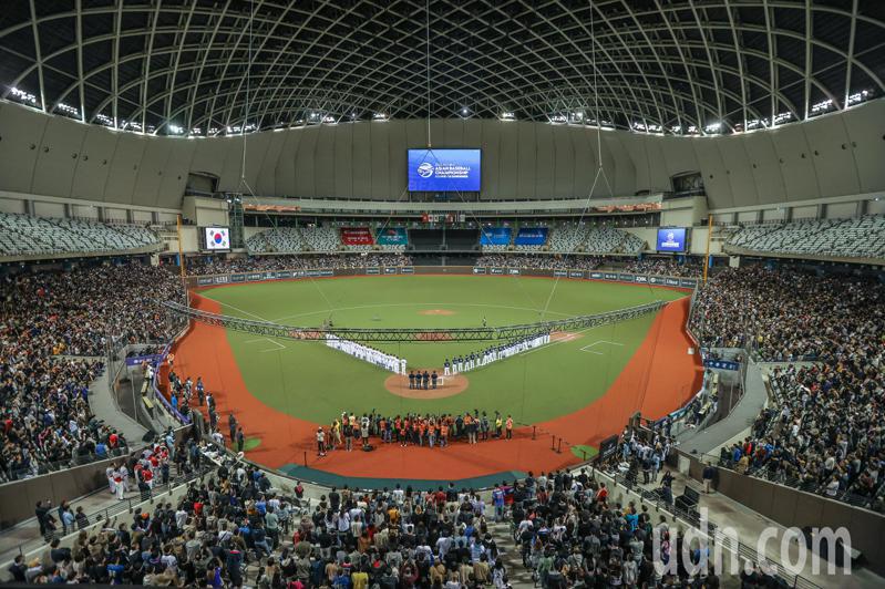 台北大巨蛋昨天迎接首場正式比賽，由亞洲棒球錦標賽中華對南韓揭開序幕。記者曾原信／攝影