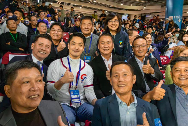台北市長蔣萬安在臉書留言區貼出昨晚中韓大戰，與當年球迷喊我們要巨蛋「龍獅大戰」的老球員一起在看台看球合照。圖／引用自蔣萬安臉書