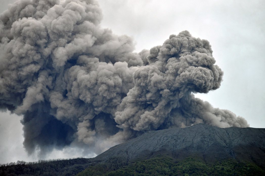 印尼當地時間3日下午2時54分，蘇門答臘島馬拉皮火山發生大規模噴發，造成11名登...