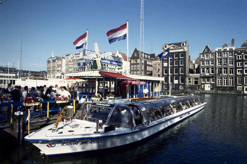 吉爾柏森決定隨興而為，用步行、乘船與坐公車的方式暢遊阿姆斯特丹，擠出時間參加白天與晚上的運河之旅。路透／Contrasto