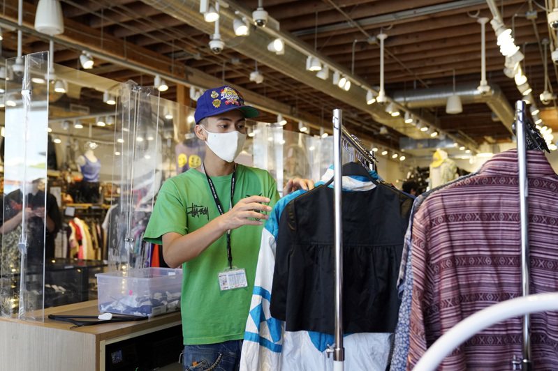 許多消費者愈來愈重視永續性，儘量只買二手衣。示意圖。美聯社