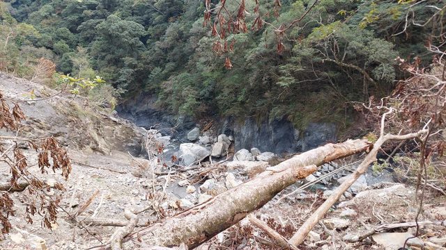 有山友探訪「馬海濮岩窟」意外發現，該岩窟自上方約50至100米處已坍至溪底。圖／民眾提供