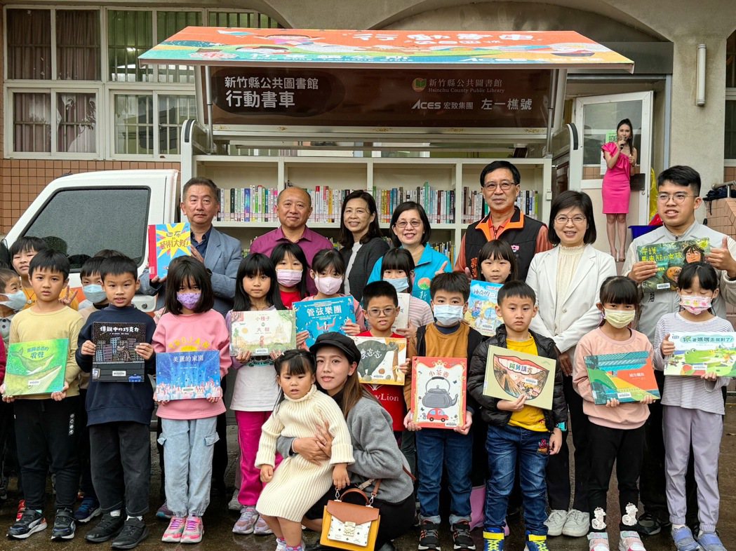 宏致集團贈竹東鎮行動書車，助偏鄉兒童遨遊書海。宏致／提供
