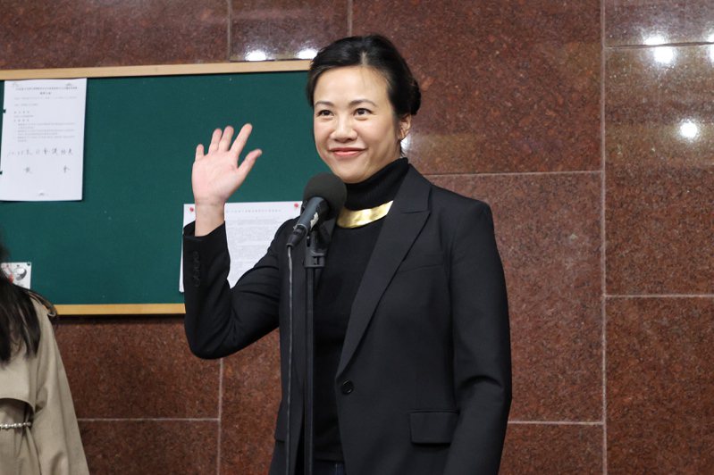 民眾黨副總統參選人吳欣盈中午在立法院接受媒體訪問，對於將出發至杜拜參與COP28，她表示這個行程本來就在她的行程中。記者林伯東／攝影