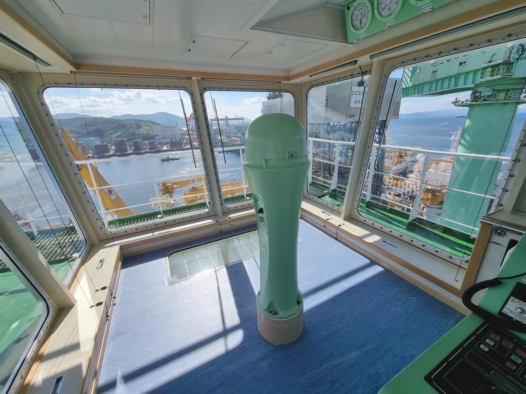 長榮海運2.4萬TEU「A」型貨櫃駕駛台兩舷側牆設計為落地窗，地板增設地景窗，可...