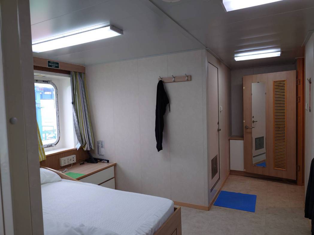 長榮海運A 型貨櫃輪的標準人員編制為23人，每位船員皆有個人房間，配備獨立衛浴。...