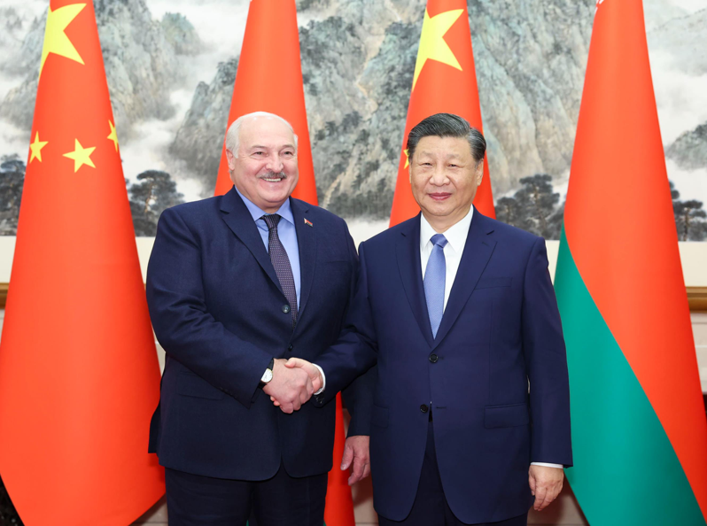 大陸國家主席習近平（右）12月4日在北京釣魚台國賓館會見白俄羅斯總統盧卡申科。 （新華社）