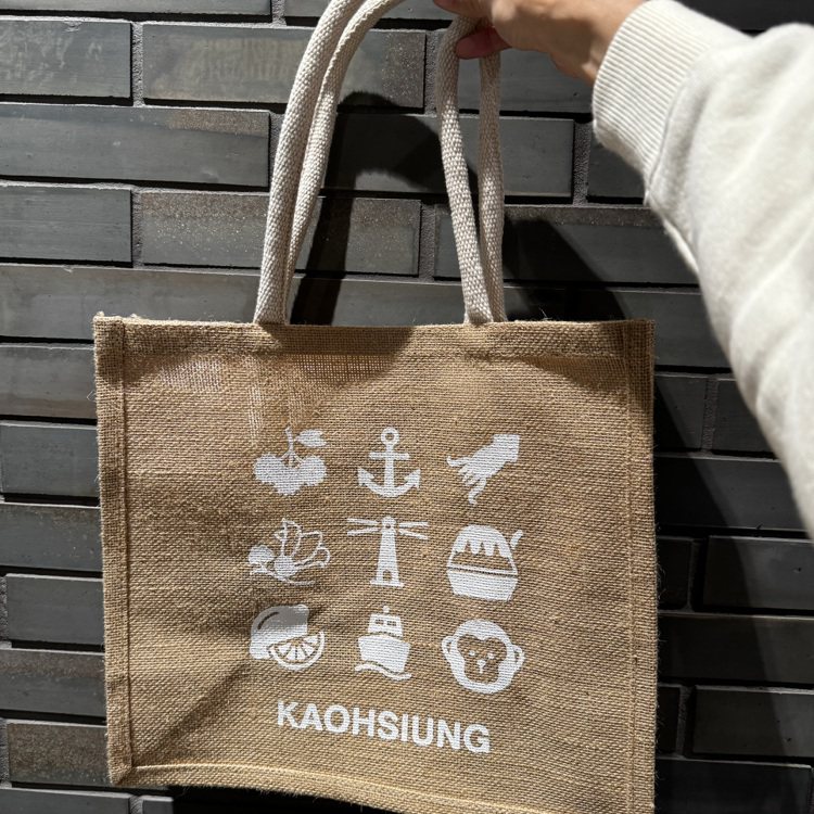 無印良品大立旗艦店，推出獨家黃麻購物袋。記者劉小川／攝影