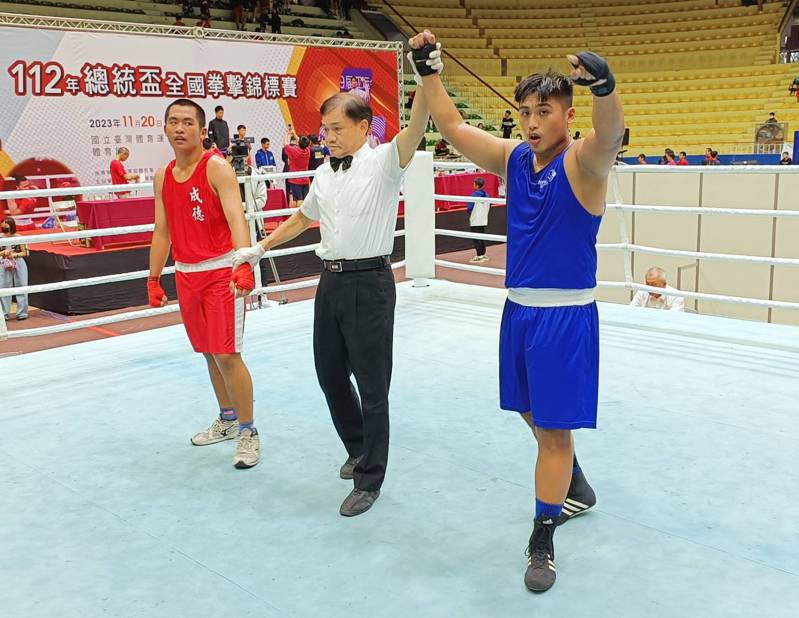 內埔農工拳擊隊長徐澔（右）走過低潮期，上月底參加全國總統盃拳擊錦標賽，在高男組92公斤衛冕成功，也贏得近2年個人第三面全國賽金牌。圖／內埔農工提供