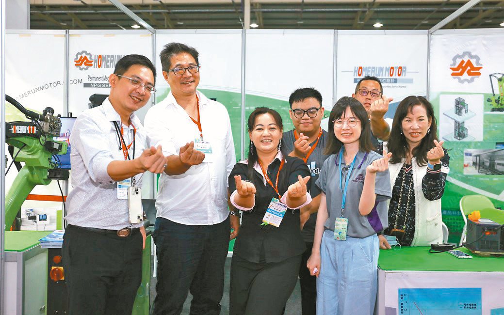 裕誠工業公司總經理陳彥宏（左二起）夫婦與夥伴合影。黃奇鐘／攝影