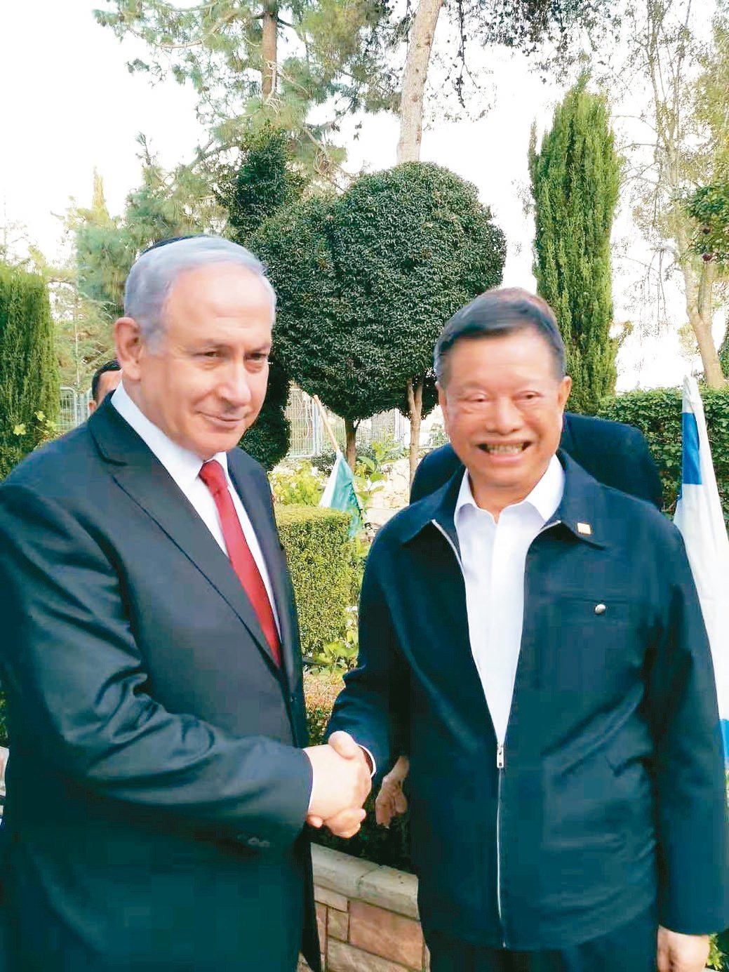 以色列總理納坦雅胡（Benjamin Netanyahu，左）對春保總裁廖萬隆參...