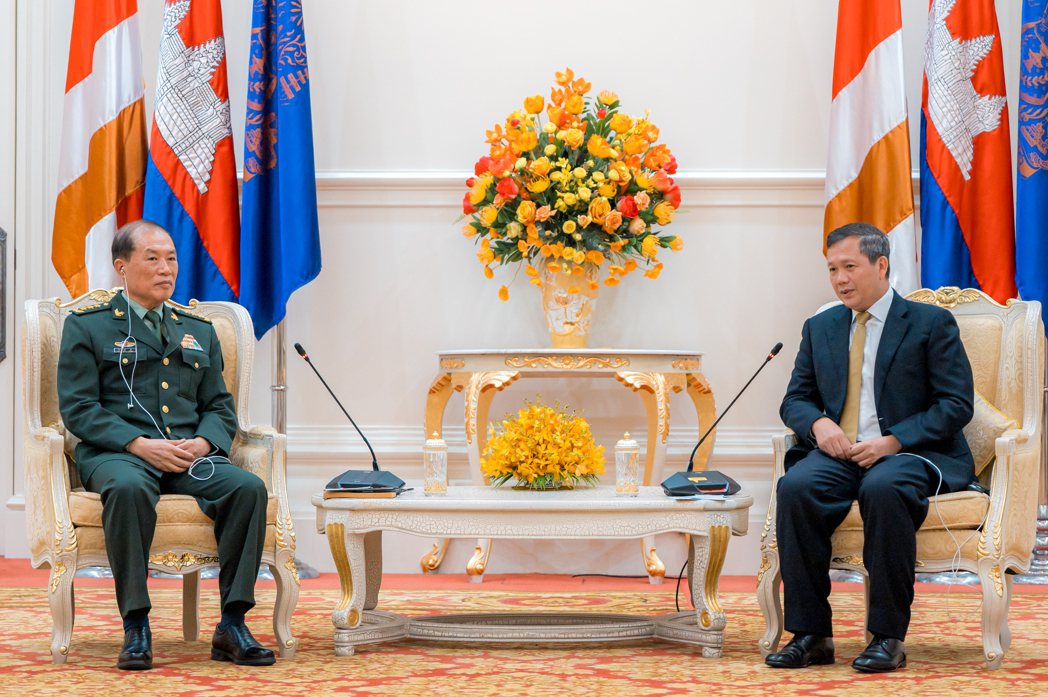 12月4日，柬埔寨首相洪馬內（右）在金邊會見到訪的中共中央軍委副主席何衛東。新華...