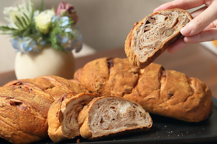 巴蕾麵包等多間烘焙品牌，都有推出「黃豆核桃麵包」。記者陳睿中／攝影