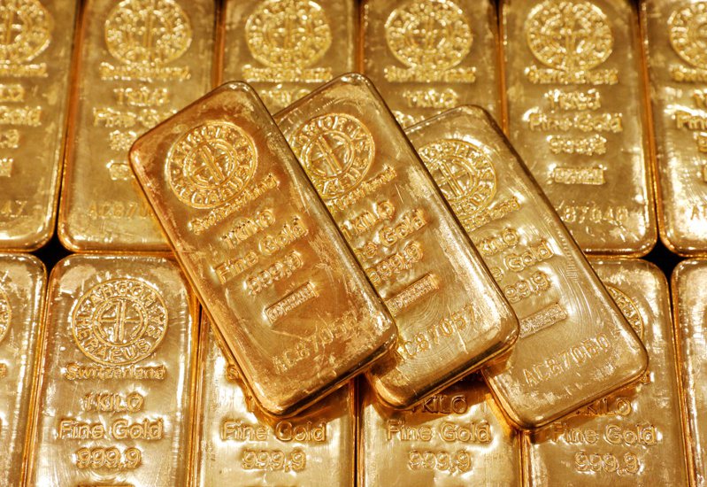 國際黃金價格續創新高，4日在亞洲盤漲破每英兩2,100美元整數大關。（路透）