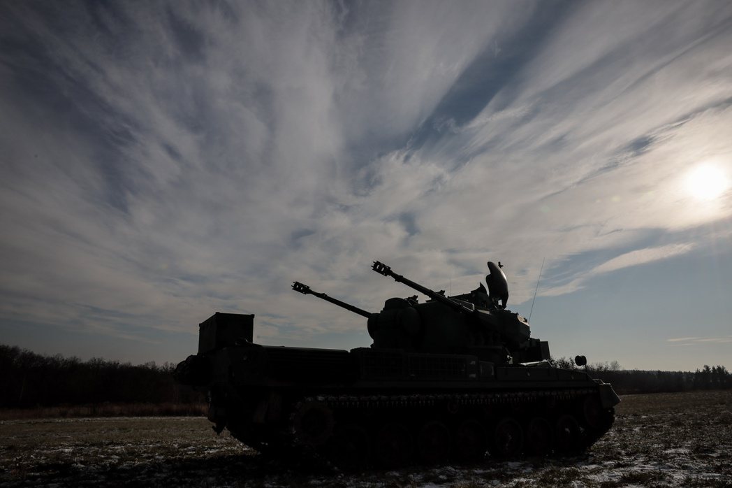 2023年11月30日，烏克蘭軍人在基輔附近展示ZU-23-2高射砲。 圖／歐新...