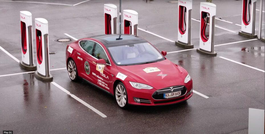 這台將近200萬里程的Model S已經更換了至少13具電動馬達和3個電池組。
 圖／摘自YT：Watt Energy