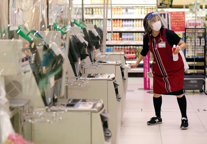 一位網友在日本旅遊時發現，超市內擺放滿滿的自助收銀機台，只需要一位收銀員在旁協助，就可以快速結帳、找錢，非常方便，讓該網友直呼台灣應該引進。示意圖，路透資料照
