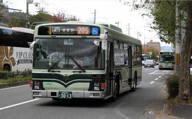 京都市今年6月推出針對觀光客的特急巴士，盼紓解遊客。圖／翻攝自京都市觀光協會英文官網
