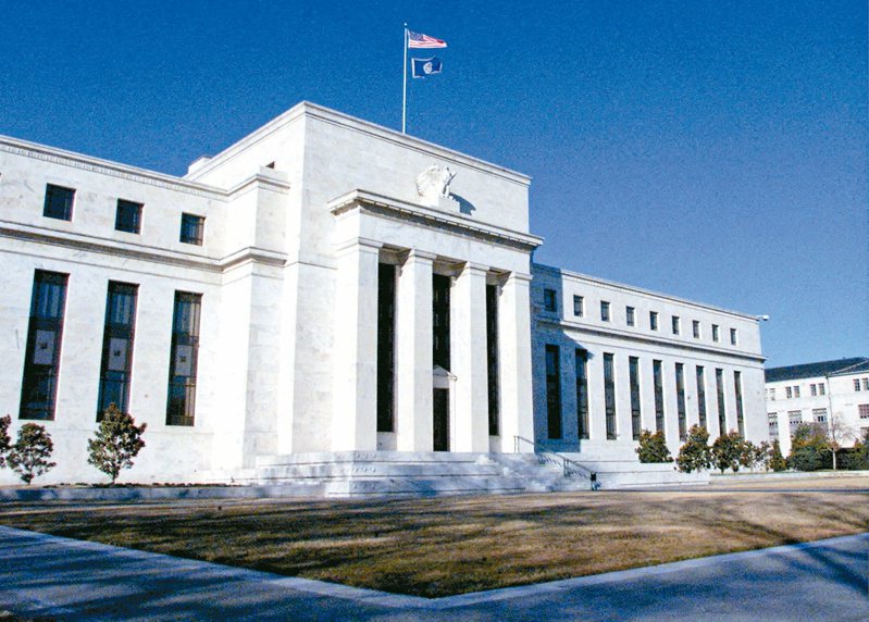專家認為美國聯準會（Fed）明年七月才可能降息。（路透）