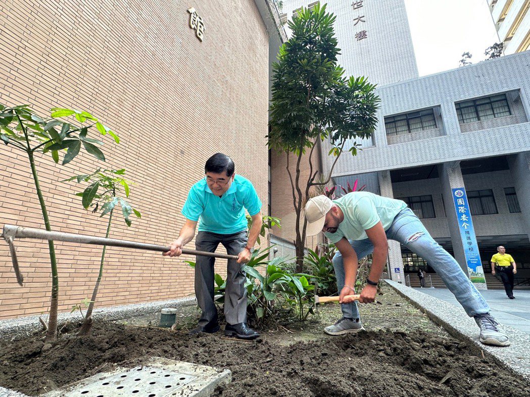 楊俊毓校長認養了一小塊花圃，親自鬆土、栽種植物，過程中還吸引了路過同學主動來幫忙...