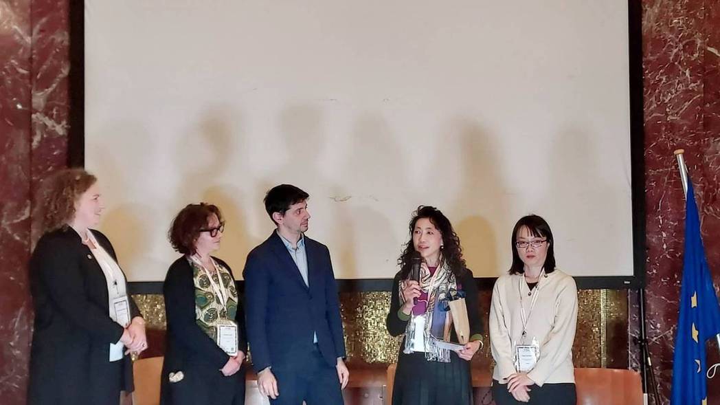 王靖婷老師（右二）代表中華醫大USR團隊出席2023第三屆國際藝術節作參展簡報。...