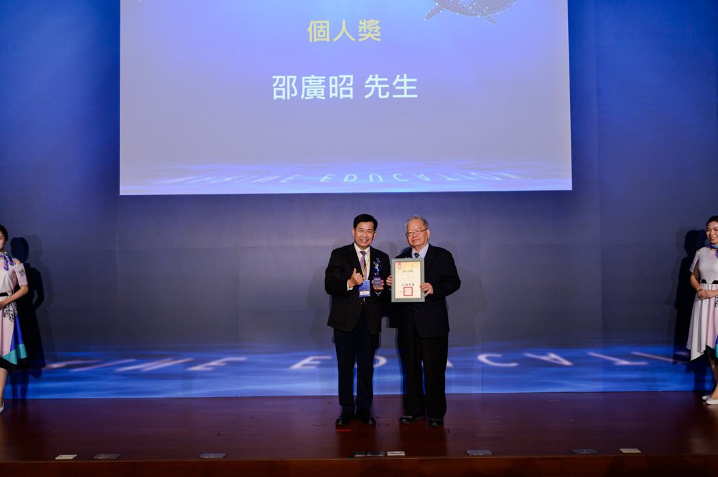 海大海洋生物研究所邵廣昭講座教授獲得海洋教育推手獎-個人獎。海大／提供
