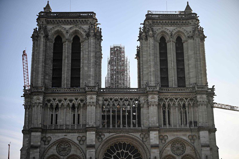 法國地標「巴黎聖母院」2019年失火，修復工程正在進行，工人須在一年內完工，才來得及在2024年底重新開放。 法新社