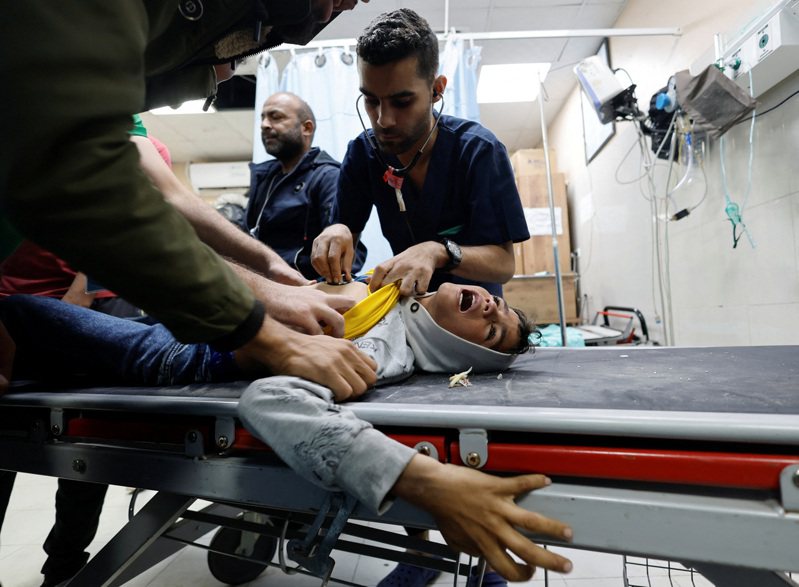 图为一名巴勒斯坦年轻患者在纳瑟医院接受治疗。路透社(photo:UDN)