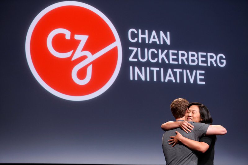 祖克柏與他38歲的妻子在Chan Zuckerberg Initiative 。路透