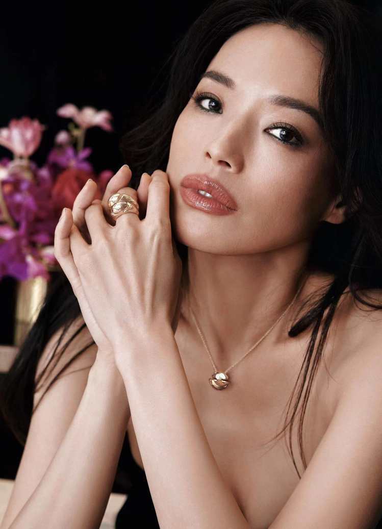 寶格麗全球品牌代言人舒淇配戴Bulgari Cabochon系列珠寶。圖／寶格麗提供