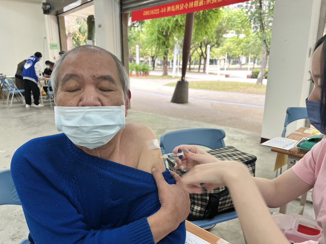 詹姓長者日前到台中文心森林公園接種站，一次接種13價肺鏈疫苗、新冠疫苗和高端流感...