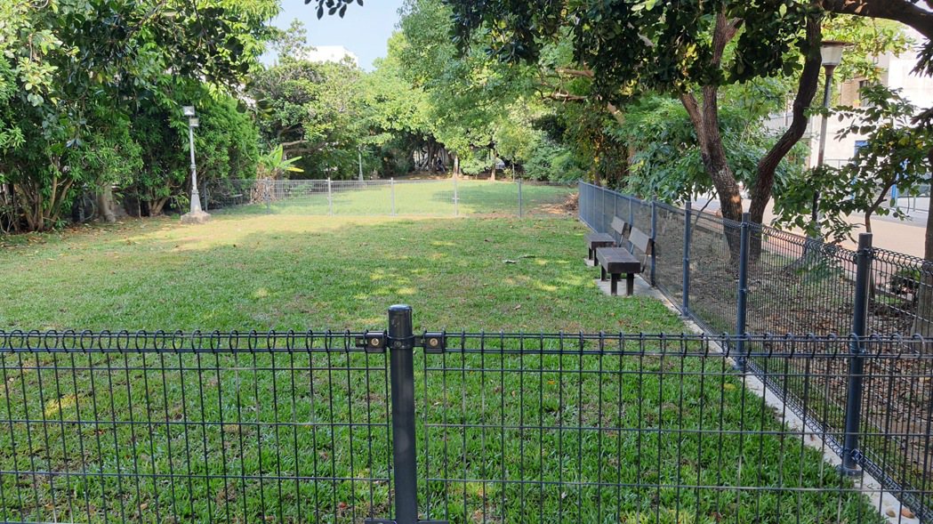 新竹市政府營造友善動物城市，近期完成興學寵物公園，目前正在增設寵物飲水台，即將開...