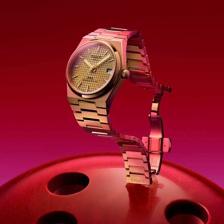 天梭表PRX系列自動上鍊耀眼金腕表，精鋼表殼與表鍊，26,900元。圖／TISSOT提供