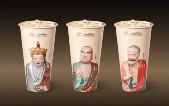 喜茶在11月28日推出和景德鎮中國陶瓷博物館聯名款茶拿鐵及周邊包裝「我佛持杯」在網路上掀起熱潮。（圖／取自北京日報）