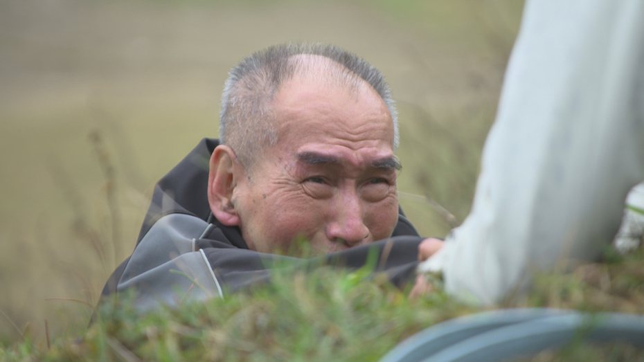 79歲張柏舟拍滾山坡戲眾人很緊張。圖／民視提供