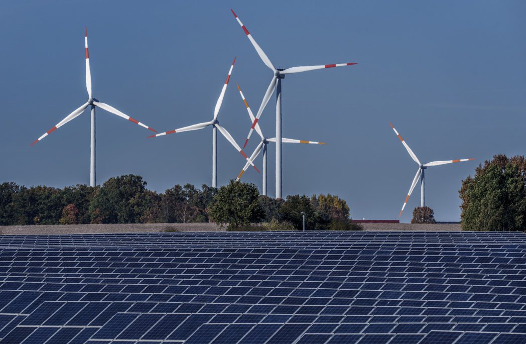 Deloitte的2024年再生能源產業展望報告指出，太陽能在今年發光發亮後，明...