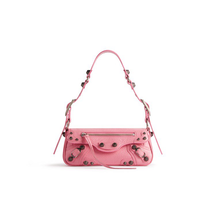 Le Cagole Xs Sling Bag粉紅色款，55,950元。圖／Balenciaga提供