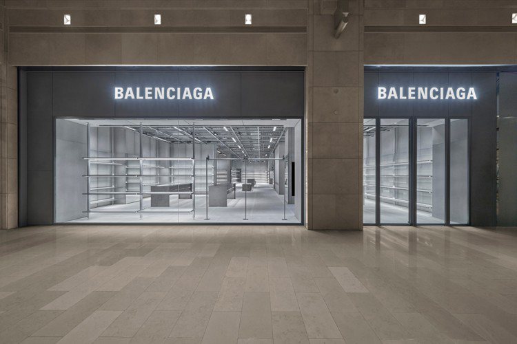 Balenciaga台北101專賣店已正式開幕，並帶來時裝、鞋履、包款、珠寶的全系列商品。圖／Balenciaga提供