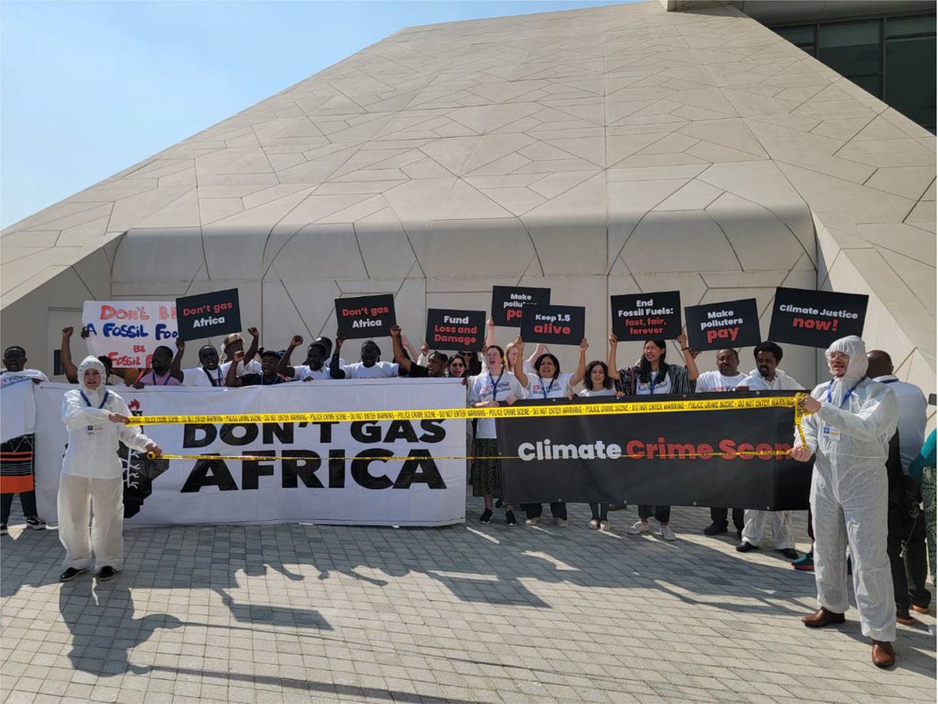 5日上午，非洲團體「Dont’e Gas Africa」在COP28場內發起抗議...