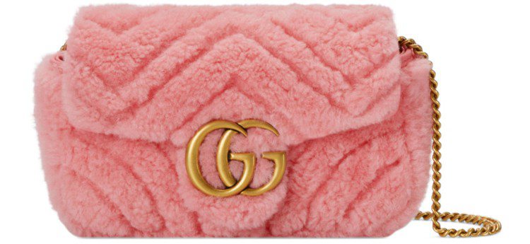GG Marmont粉色迷你羊毛肩背包，65,600元。圖／GUCCI提供
