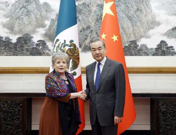 中共中央政治局委員、外交部長王毅（右）5日在北京會見墨西哥外交部長巴塞納（Alicia Barcena）（左）。圖／取自大陸外交部