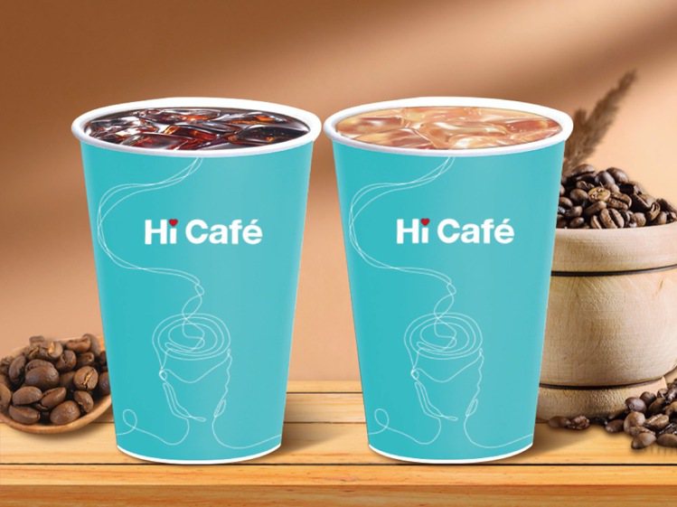 狂賀中華隊2連勝，萊爾富門市推出12月6日當日限定快閃優惠，Hi Café大杯特濃美式咖啡、大杯拿鐵咖啡享同品項第2杯10元。圖／萊爾富提供
