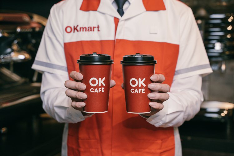 賀中華隊完勝巴勒斯坦，OKmart門市於12月6日至12月8日限時3天推出大杯莊園級美式咖啡、拿鐵（不限冰熱）可享同品項買2送1優惠。圖／OKmart提供