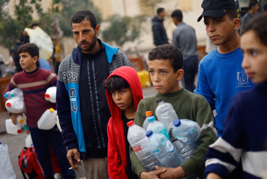 以巴衝突持續延燒，加薩水資源短缺，加薩南部拉法的巴勒斯坦兒童5日排隊領取用水。路...